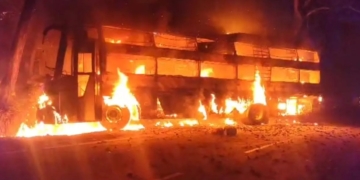 ಸ್ಲೀಪರ್‌ ಕೋಚ್‌ ಬಸ್‌ ಬೆಂಕಿಗಾಹುತಿ : ಪ್ರಯಾಣಿಕರಿಗೆ ಗಾಯ