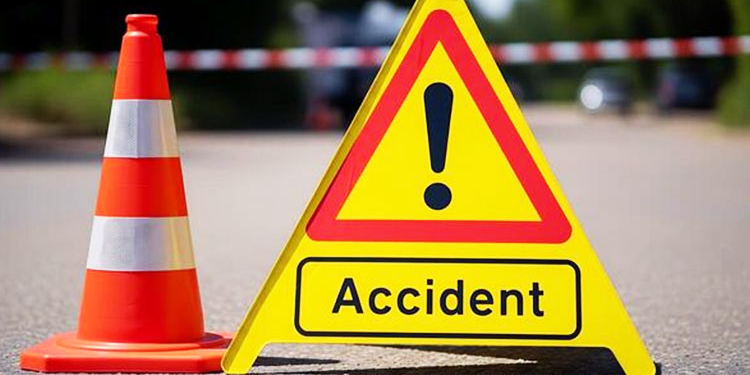 ಚಾಲಕನ ನಿಯಂತ್ರಣ ತಪ್ಪಿ ಡಿವೈಡರ್‌ಗೆ ಗುದ್ದಿದ ಕಾರು: 2 ಸಾವು, ಓರ್ವ ಗಂಭೀರ