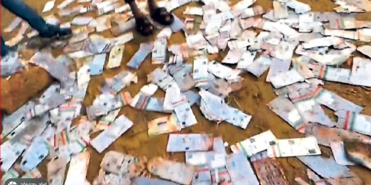 ನದಿಯಲ್ಲಿ ತೇಲಿ ಬಂತು ರಾಶಿ ರಾಶಿ ಆಧಾರ್‌ ಕಾರ್ಡ್‌!