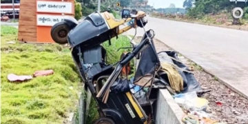 ನಿಲ್ಲಿಸಿದ್ದ ಆಟೋರಿಕ್ಷಾಕ್ಕೆ ತೂಫಾನ್‌ ವಾಹನ ಡಿಕ್ಕಿಯಾಗಿ ಮಹಿಳೆ ಸಾವು