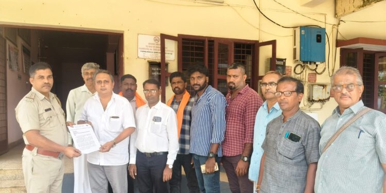 ಬಕ್ರೀದ್ ಹಿನ್ನೆಲೆ ಗೋವುಗಳ ಅಕ್ರಮ ಸಾಗಾಟ, ವಧೆ ತಡೆಯಲು ಸೂಕ್ತ ಕ್ರಮ ಕೈಗೊಳ್ಳುವಂತೆ ಪೊಲೀಸರಿಗೆ ಮನವಿ ಸಲ್ಲಿಸಿದ ವಿಎಚ್‌ಪಿ, ಬಜರಂಗದಳ