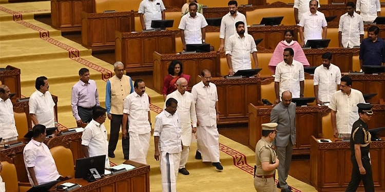 ಕೇರಳ ವಿಧಾನಸಭಾ ಅಧಿವೇಶನದಲ್ಲಿ ಪೂರ್ಣವಾಗಿ ಹಾಡದ ವಂದೇ ಮಾತರಂ: ರಾಜ್ಯಪಾಲರ ಅಸಮಾಧಾನ