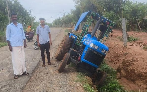 ಚಿರತೆ ಅಡ್ಡ ಬಂದ ಪರಿಣಾಮ ಗುಂಡಿಗೆ ಬಿದ್ದ ಟ್ರ್ಯಾಕ್ಟರ್