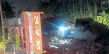 ಬಂಟ್ವಾಳ : ಇಂಟರ್ಲಾಕ್ ಸಾಗಿಸುತ್ತಿದ್ದ ಲಾರಿ ಕಾಂಪೌಂಡ್ಗೆ ಡಿಕ್ಕಿ