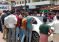 ಕಾರಿನೊಳಗೆ ಸಿಲುಕಿಕೊಂಡ ಮಗು : ಕಿಟಿಕಿಯ ಗಾಜು ಒಡೆದು ರಕ್ಷಿಸಿದ ಸಾರ್ವಜನಿಕರು