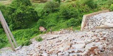 ಉಪ್ಪಿನಂಗಡಿ : 70 ಅಡಿ ಆಳದ ಕಂದಕಕ್ಕೆ ಉರುಳಿದ ಕಾರು