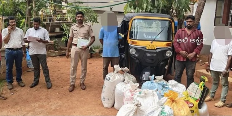 ರಿಕ್ಷಾದಲ್ಲಿ ಅಕ್ರಮವಾಗಿ ದಾಸ್ತಾನು ಇಟ್ಟಿದ್ದ 15 ಚೀಲ ಪಡಿತರ ಅಕ್ಕಿ ವಶ